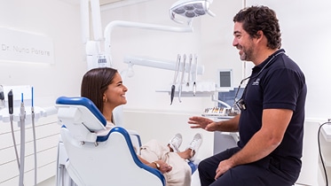 O Implante Dentário é uma estrutura metálica que pretende substituir, de forma segura e permanente, os dentes que foram perdidos.