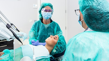 A Cirurgia Oral faz o tratamento cirúrgico de doenças, lesões e problemas dos dentes, da boca, dos maxilares e estruturas anexas.