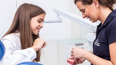 O Invisalign é um aparelho removível transparente que molda e corrige o seu sorriso de maneira rápida, eficaz e discreta.