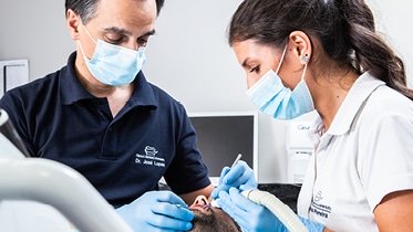 A Periodontologia trata doenças relativas à gengiva, ao osso e ao ligamento periodontal, responsável por manter a estabilidade dos dentes.