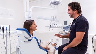 O Implante Dentário é uma estrutura metálica que pretende substituir, de forma segura e permanente, os dentes que foram perdidos. 