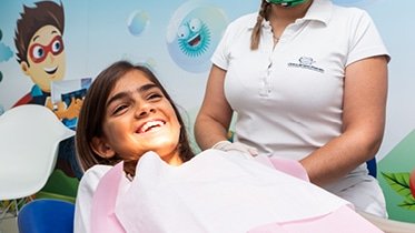 A Odontopediatria trata as doenças da cavidade oral das crianças, de modo também a educá-las e motivá-las para a higiene oral.